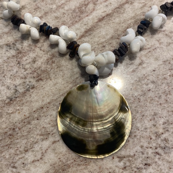 Beaded abalone shell moon shell & beaded necklace about 19 inches. Screw closure - Picture 4 of 7